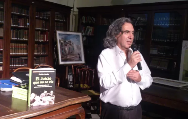 Pablo Llonto presentó "El juicio que no se vio" en la Biblioteca Popular. Foto: Visión Regional