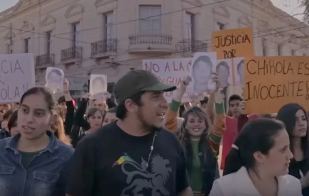 "Nacho" (César Ovelar), encabeza la protesta en reclamo por la libertad de "Chirola" (Alexis Ojeda)