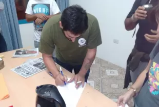 Martín Baraybar firmando la adhesión al Frente Sindical. Foto: Visión Regional