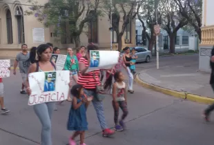 Familiares y amigos de Cristian Alé marchan desde la Municipalidad hasta la Comisaría. Foto: Visión Regional