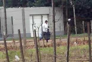 En plena huida, el delincuente fue fotografiado por vecinos. Foto: Noticias San Pedro