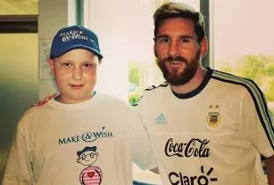 Toto conoció a su idolo, Lionel Messi. 