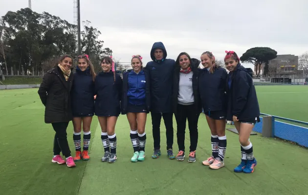 Las jugadoras del Náutico junto a su entrenador y entrenadoras - Foto Gentileza Analía Capozzuca