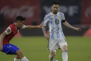 Gol de penal de Messi para abrir el marcador